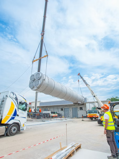 Cheminée industrielle multi conduits avec fût porteur pour réseau de chaleur Coriance
