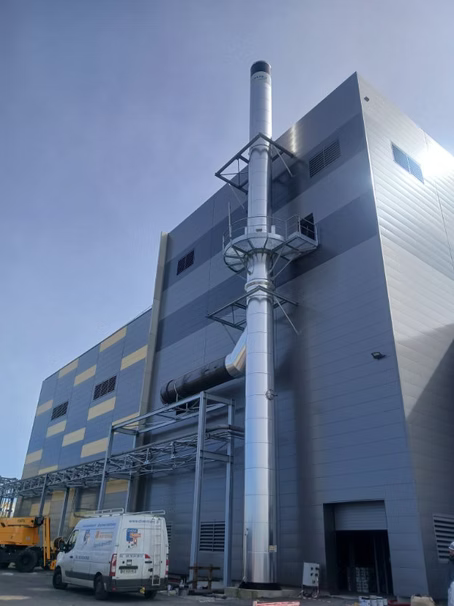 Cheminée industrielle autostable monoguidée en acier pour usine agroalimentaire Lactalis